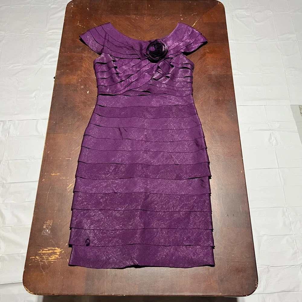 London Times Purple Metallic Tiered Rosette Cocktail Dress Size 8 Sheath Cap Slv